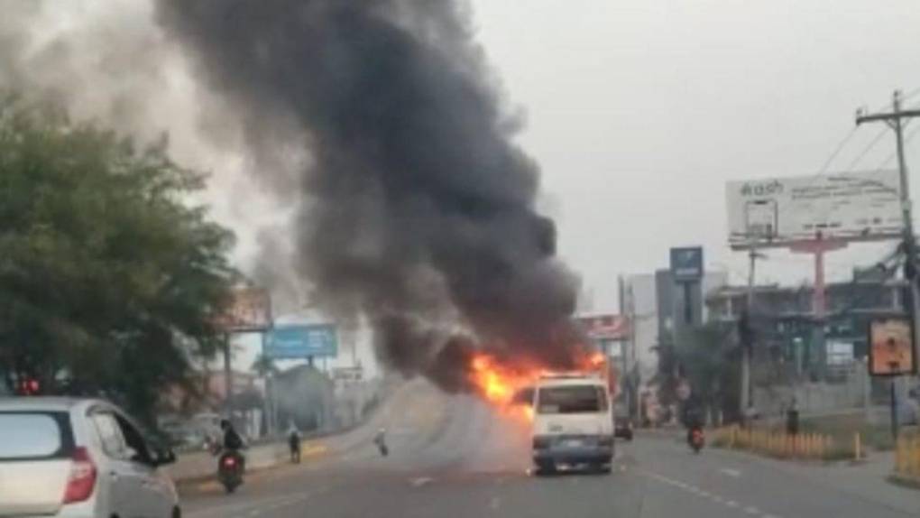 Mano criminal, incendio y protesta: así quemaron el bus “rapidito” en el bulevar Suyapa