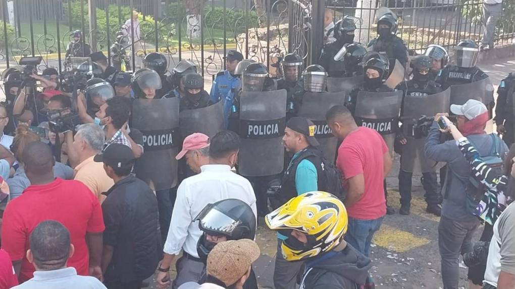 Botellazos, insultos y empujones en confrontación de colectivos de Libre y policías en Infop