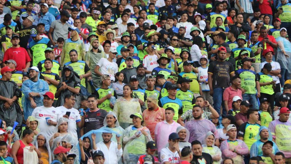 Aficionados olanchanos sorprenden en Tegucigalpa apoyando a los Potros