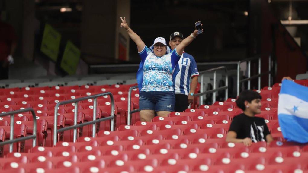 Aficionados catrachos comienzan a ponerle ambiente al State Farm previo al Qatar-Honduras