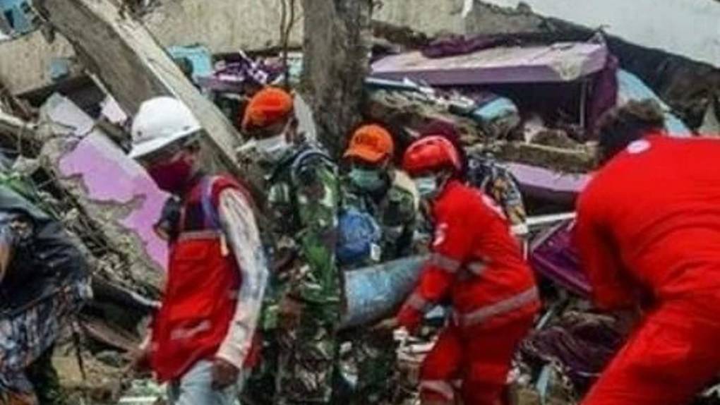 Pacientes en la calle y casas en el suelo: Destrozos del terremoto en Indonesia