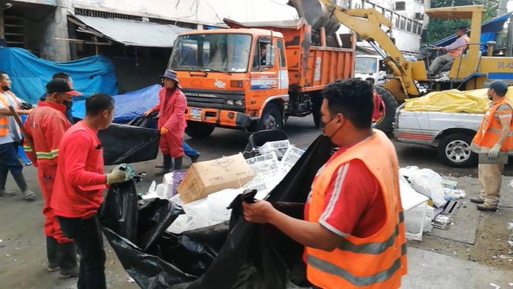 Mercados capitalinos amanecen inundados de basura tras festejos de Año Nuevo