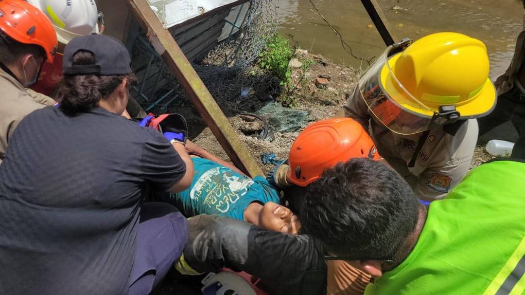 Escena del desastre: imágenes del accidente en El Progreso donde murió un niño y 15 personas resultaron heridas