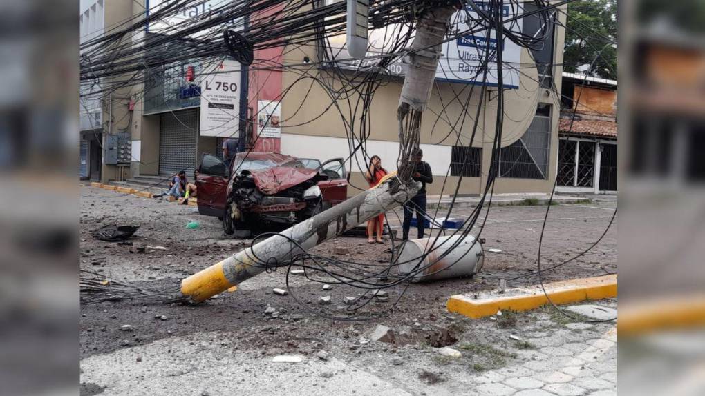 Heridos, un carro destruido y zonas sin energía eléctrica: detalles del accidente en el bulevar Morazán