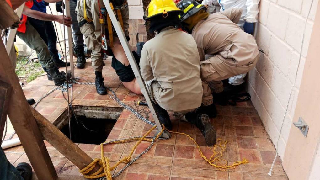 Dolorosas imágenes del rescate de los cuerpos de dos hombres intoxicados en pozo en la colonia Villa Vieja