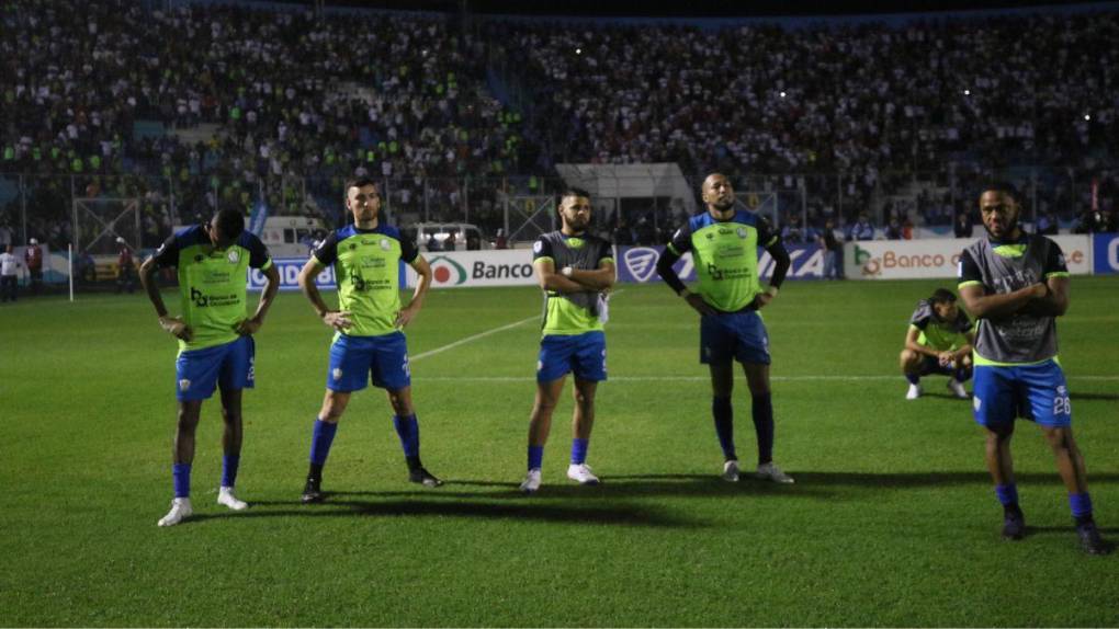 Caras largas, miradas perdidas y tristeza: las imágenes de los jugadores de Olancho FC tras la derrota ante Olimpia