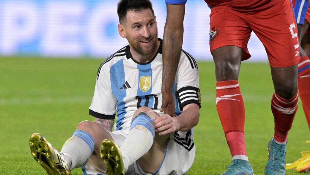 ¡Patada criminal! La terrible entrada que sufrió Messi en el Argentina - Panamá