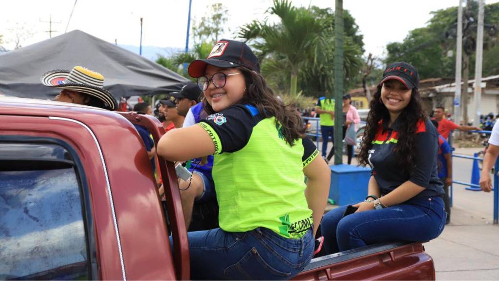 Largas filas, gran colorido y bellas mujeres: el ambiente previo a la semifinal Olancho FC - Real España