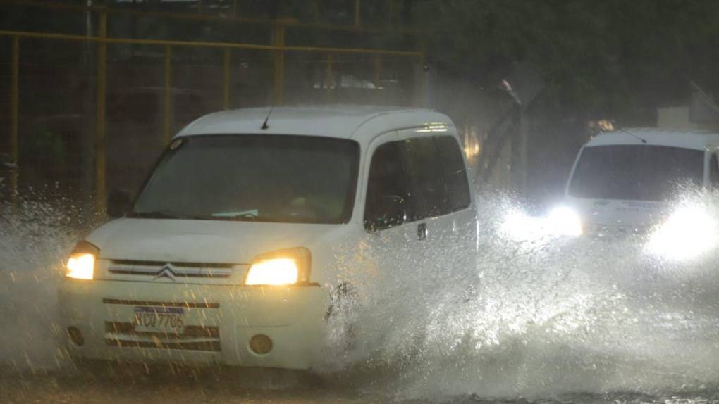 Torrenciales aguaceros y calles inundadas: las imágenes de las lluvias en San Pedro Sula