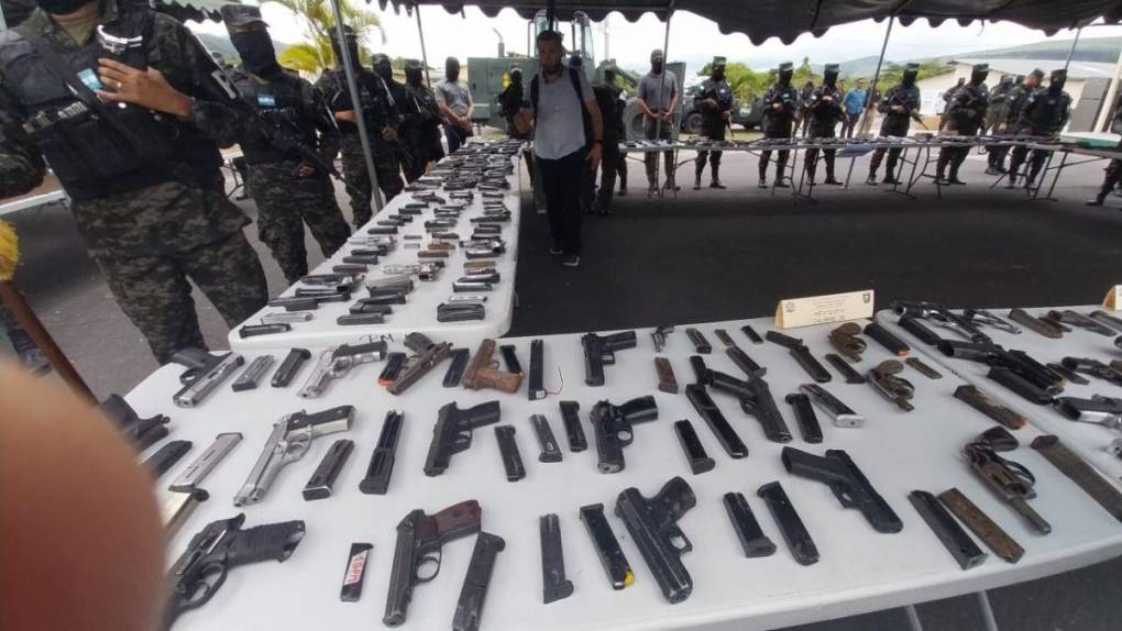 Las armas y municiones de diferentes calibres que fueron decomisadas en las cárceles de Honduras