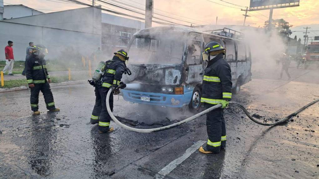 Mano criminal, incendio y protesta: así quemaron el bus “rapidito” en el bulevar Suyapa