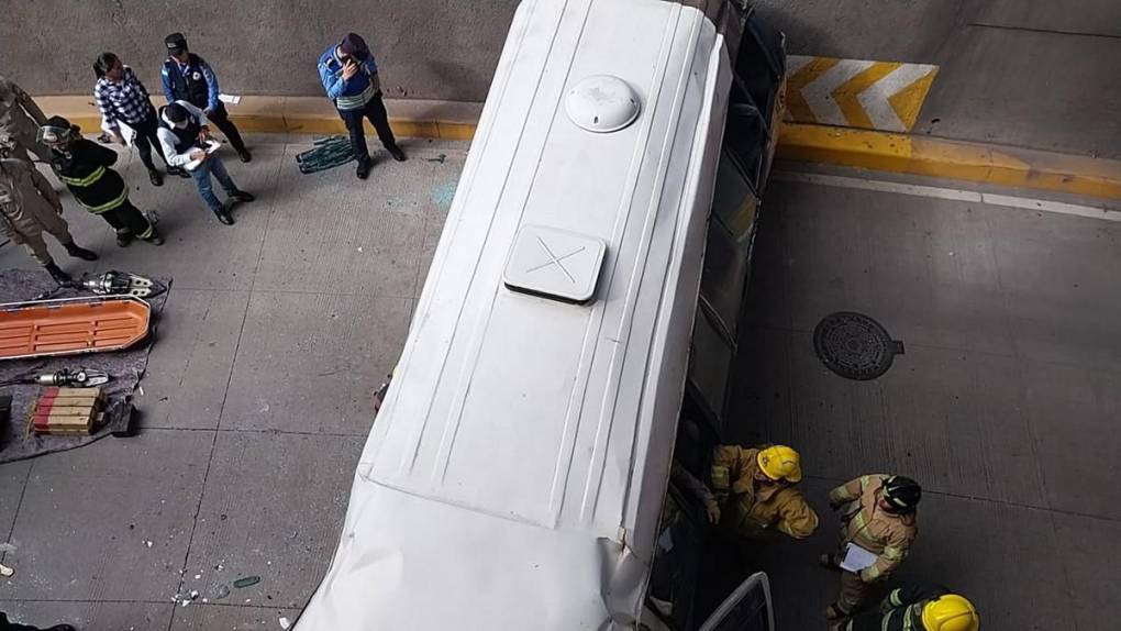 Las 15 imágenes más impactantes del accidente de bus rapidito en bulevar Suyapa