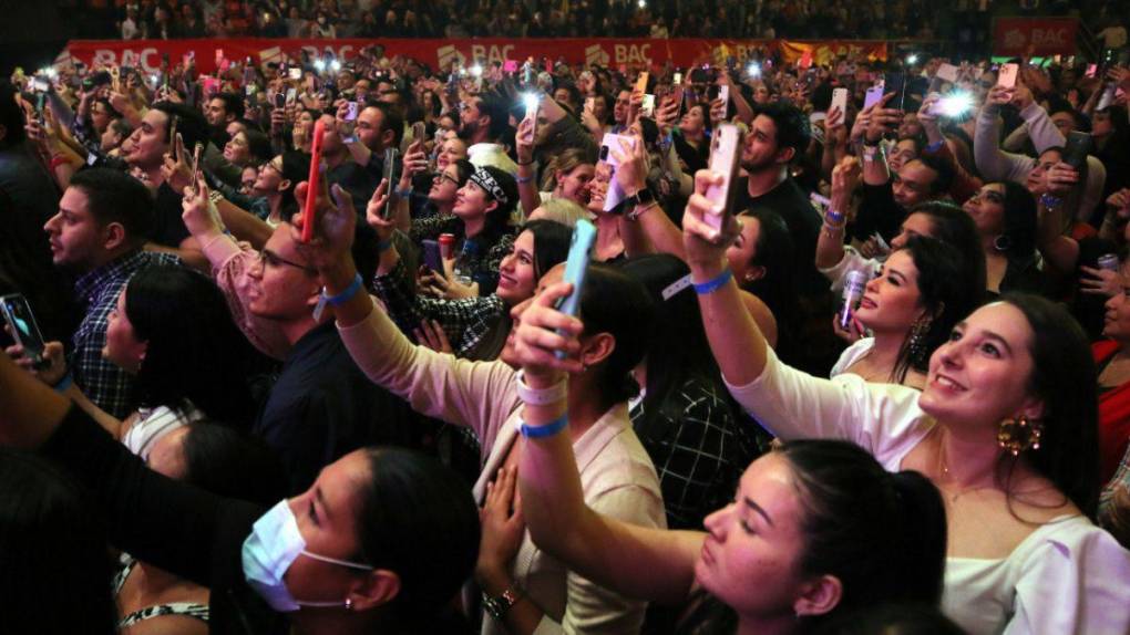 Música, sabor y romanticismo en el concierto de Fonseca en Tegucigalpa