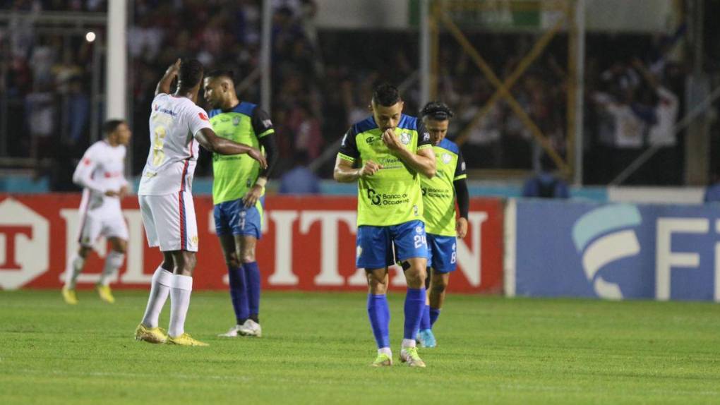 Caras largas, miradas perdidas y tristeza: las imágenes de los jugadores de Olancho FC tras la derrota ante Olimpia