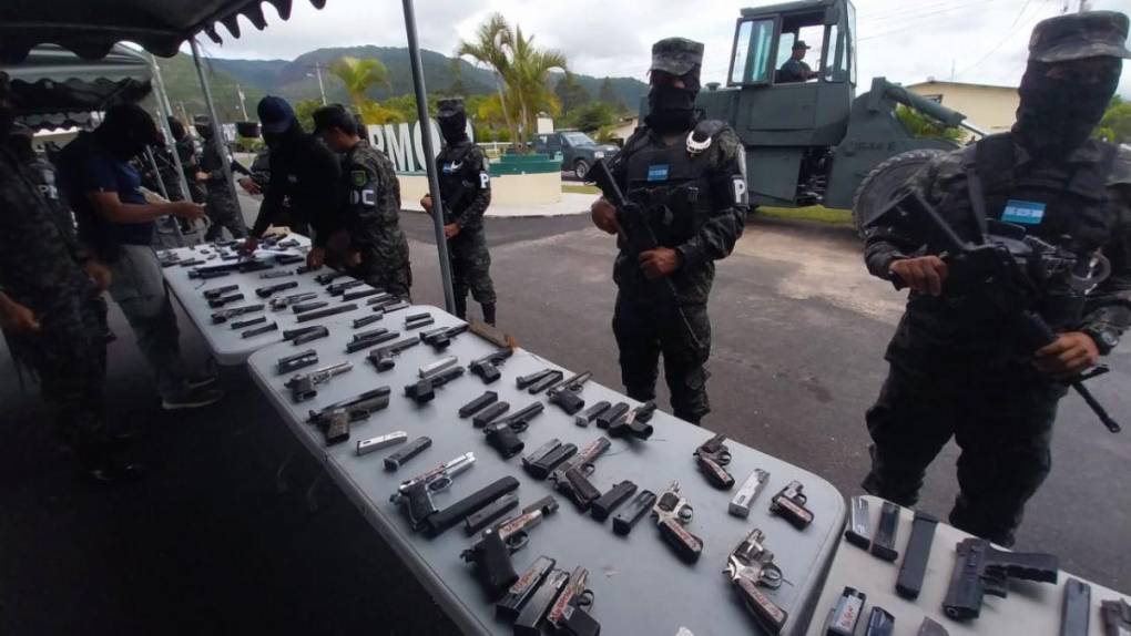 Las armas y municiones de diferentes calibres que fueron decomisadas en las cárceles de Honduras