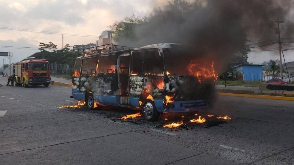 Mano criminal, incendio y protesta: así quemaron el bus “rapidito” en el bulevar Suyapa