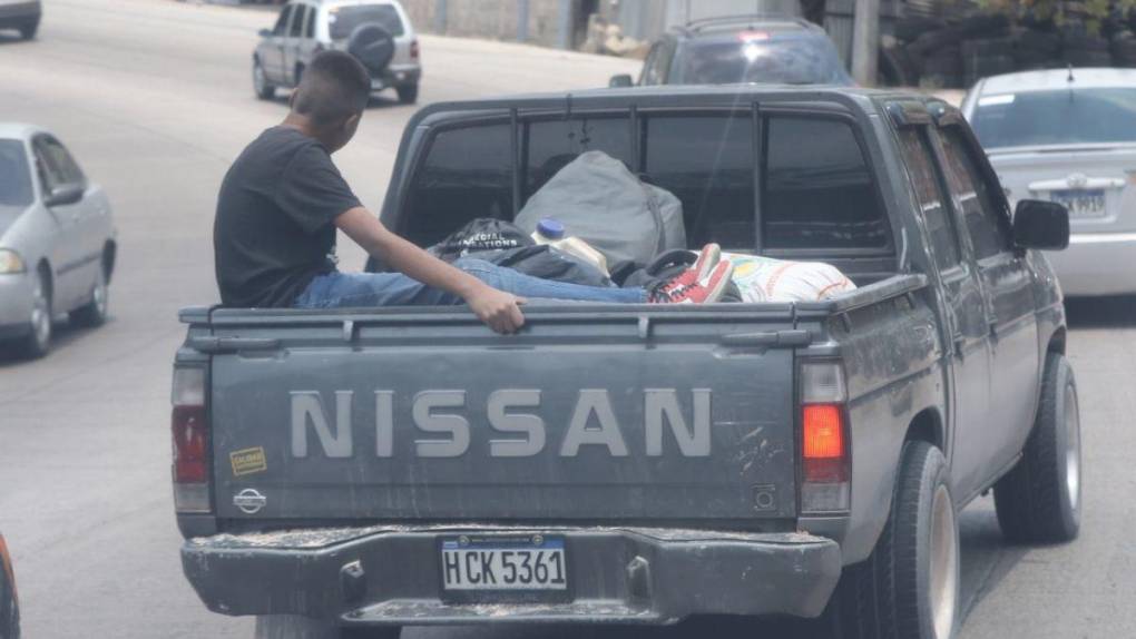 En caravana retornan veraneantes a la capital tras feriado de Semana Santa