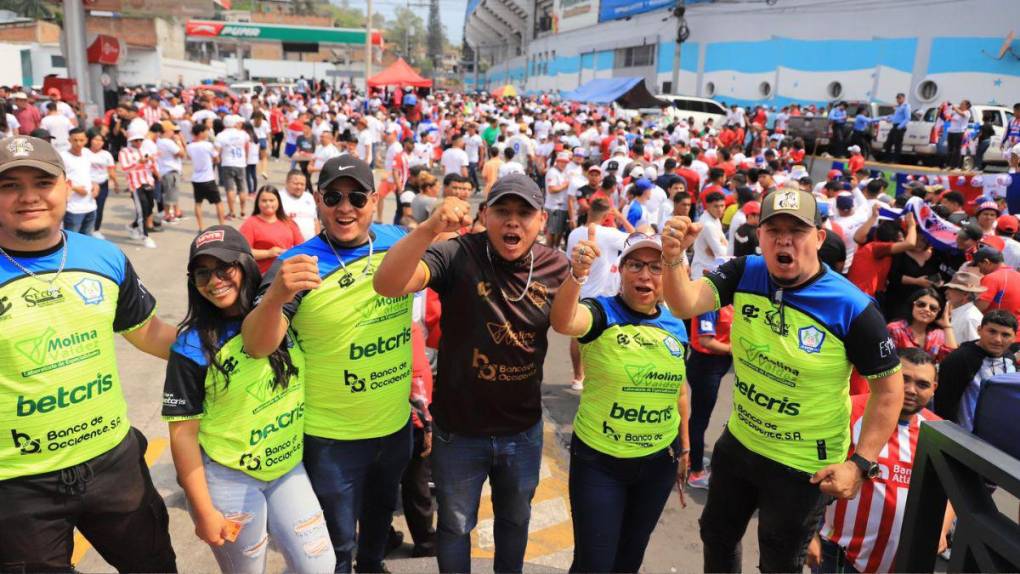 Aficionados olanchanos sorprenden en Tegucigalpa apoyando a los Potros