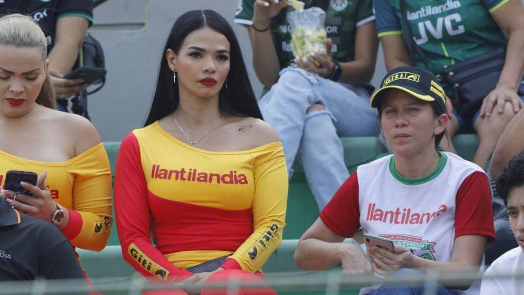 Pasión por el Monstruo y guapas aficionadas: gran ambiente en la semifinal Marathón vs Olimpia