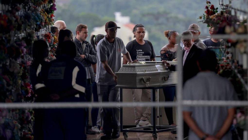 ¡Desgarrador! Así sepultaron a los niños asesinados en masacre en guardería de Brasil