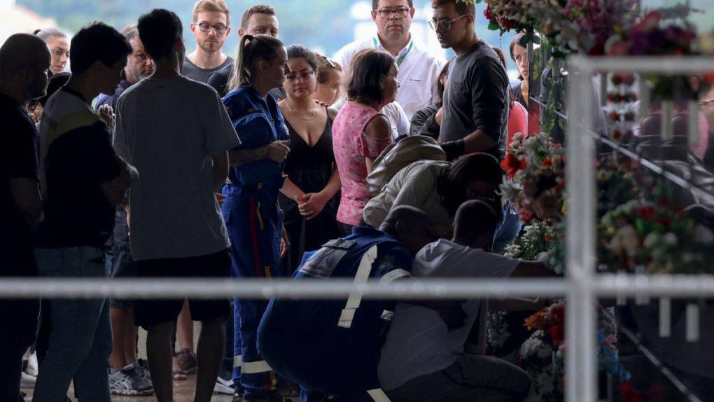 ¡Desgarrador! Así sepultaron a los niños asesinados en masacre en guardería de Brasil