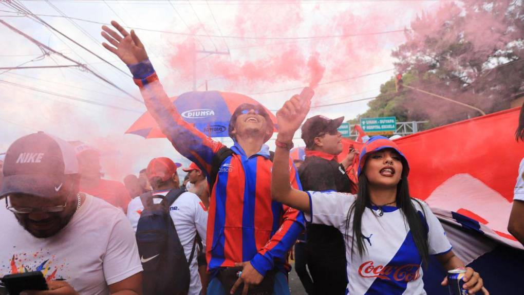 Con gran carnaval, Ultra Fiel pone la fiesta en la final entre Olimpia y Olancho FC