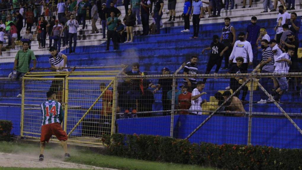 Lamentables imágenes: El enfrentamiento entre barras en el clásico sampedrano