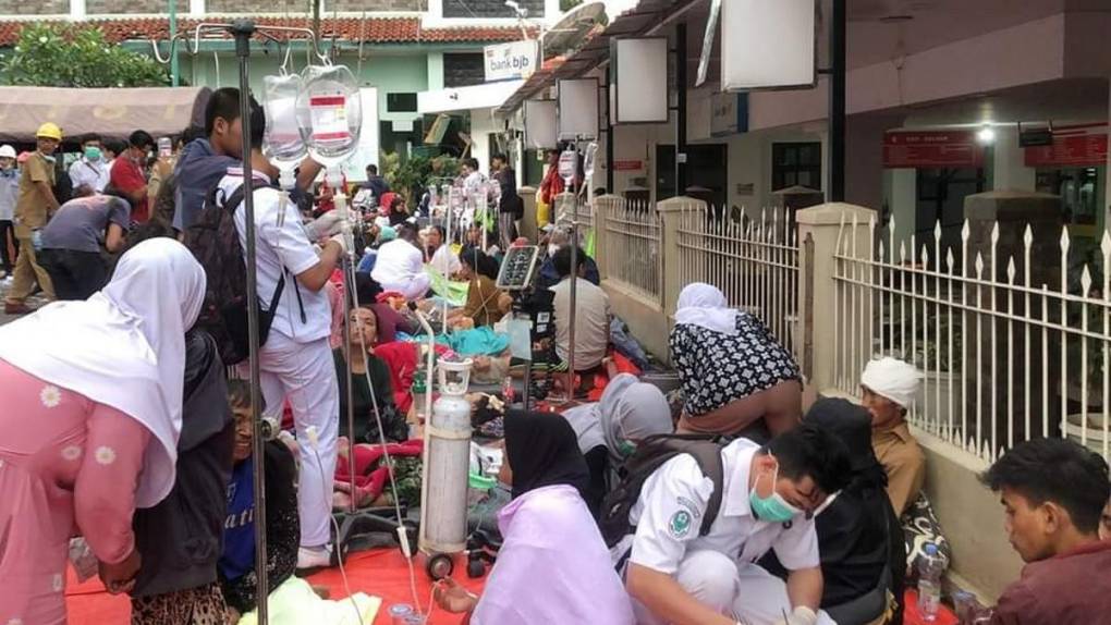 Pacientes en la calle y casas en el suelo: Destrozos del terremoto en Indonesia