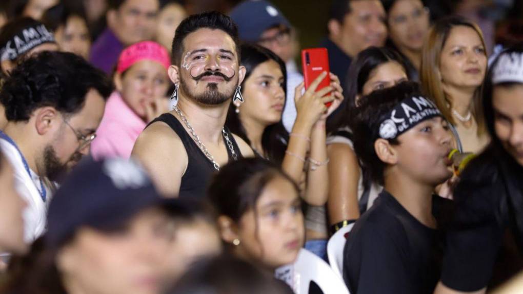 Gran ambiente en la capital para bailar al ritmo de Camilo