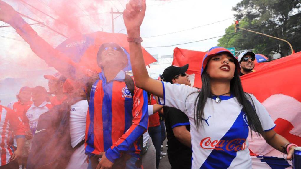 Con gran carnaval, Ultra Fiel pone la fiesta en la final entre Olimpia y Olancho FC