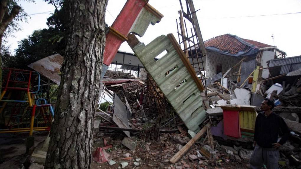 Pacientes en la calle y casas en el suelo: Destrozos del terremoto en Indonesia