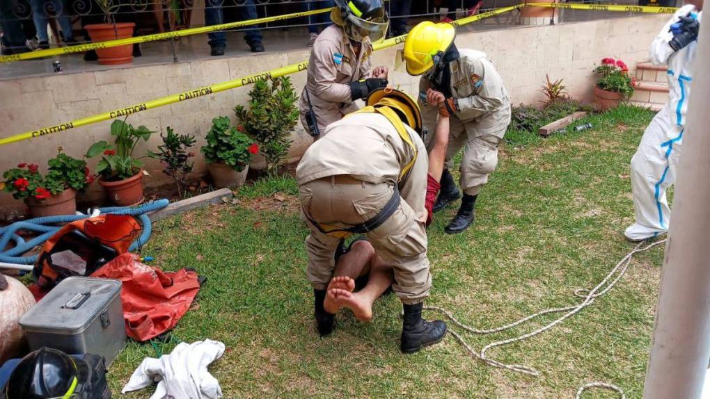 Dolorosas imágenes del rescate de los cuerpos de dos hombres intoxicados en pozo en la colonia Villa Vieja