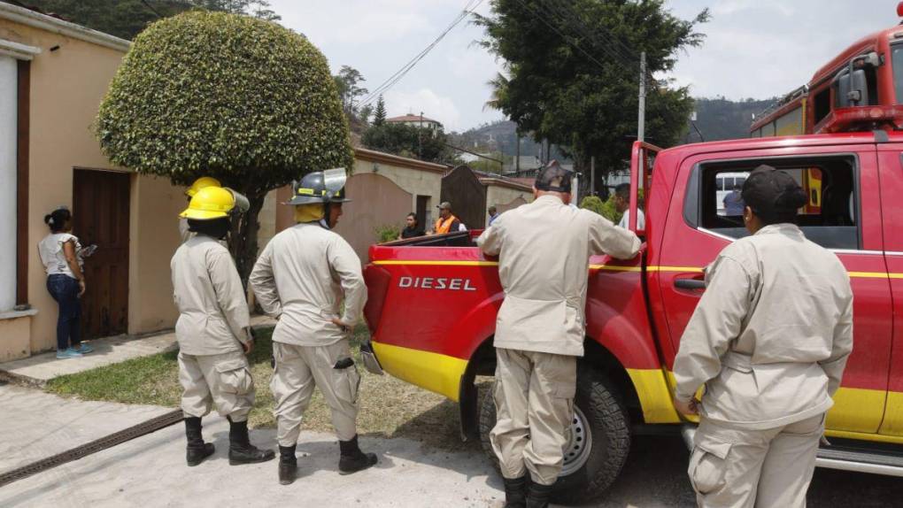 Dolorosas imágenes del rescate de los cuerpos de dos hombres intoxicados en pozo en la colonia Villa Vieja