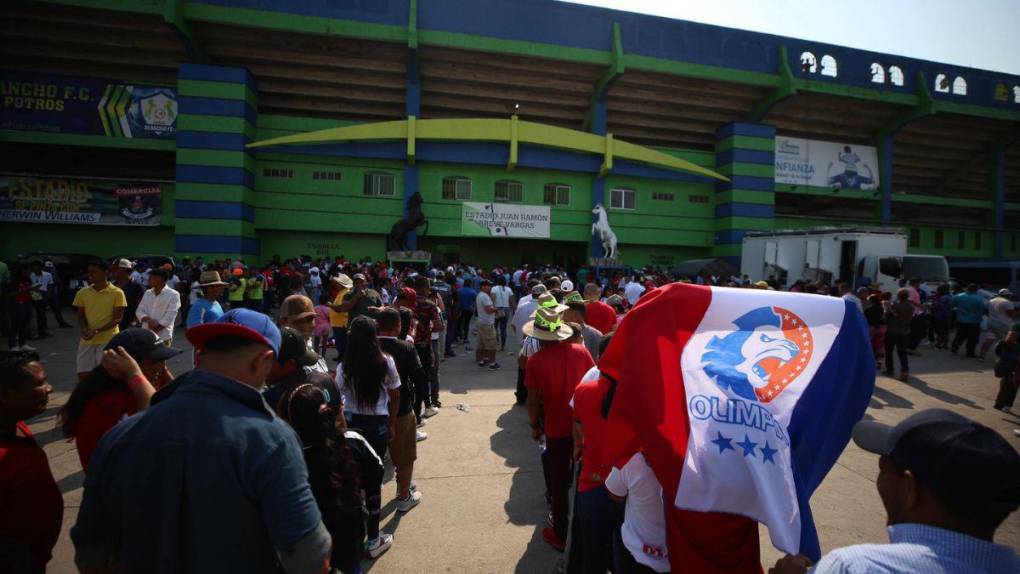 Corazones divididos, apasionadas aficiones y el ambientazo en el Olancho FC vs Olimpia