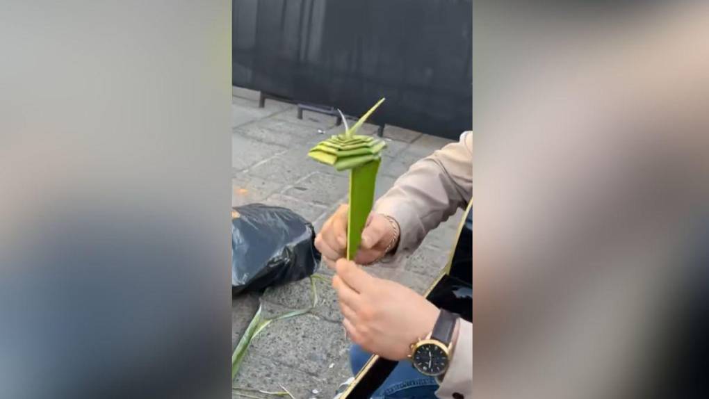 Migrante hondureño cautiva a artista mexicano con elaboración de adornos con hojas de palmera de coco