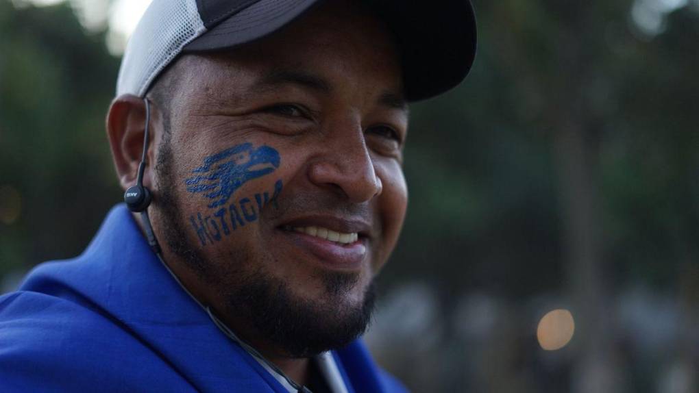 Bellas mujeres y gran ambiente: aficionados comienzan a llegar al Olímpico para el Motagua vs Pachuca