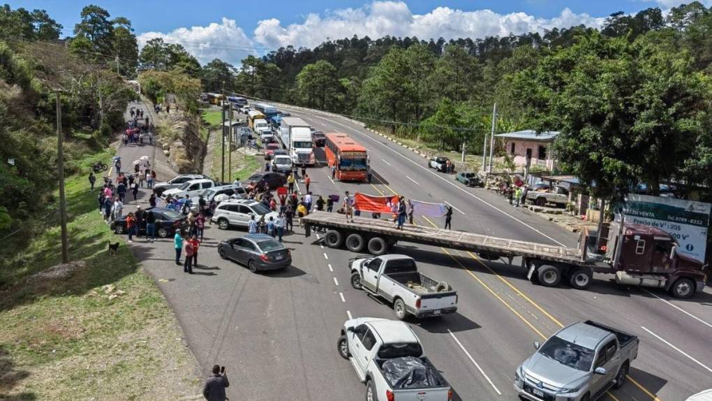 Bloqueada la CA-5 por protesta en exigencia de autopsia para esposa de militar encontrada muerta