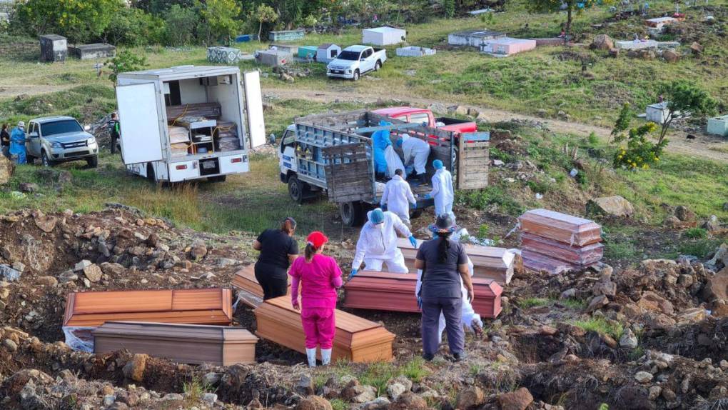 Entierran 19 cadáveres que permanecían en la morgue; algunos sí fueron identificados