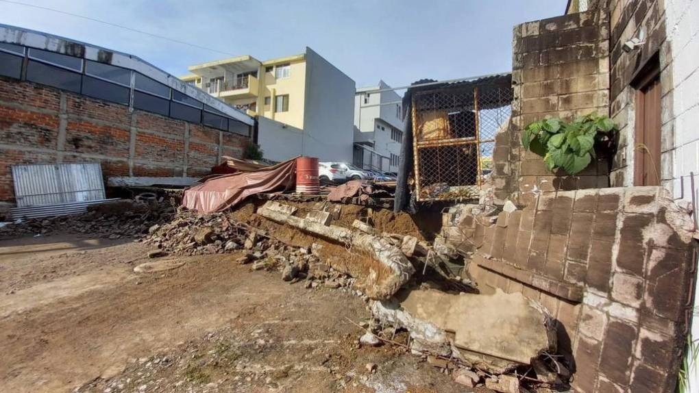 Socavones, carros destrozados y el agua hasta el cuello: Los daños de Bonnie en El Salvador