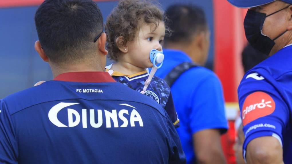 Bellas mujeres y gran ambiente: aficionados comienzan a llegar al Olímpico para el Motagua vs Pachuca