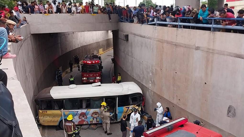 Las 15 imágenes más impactantes del accidente de bus rapidito en bulevar Suyapa