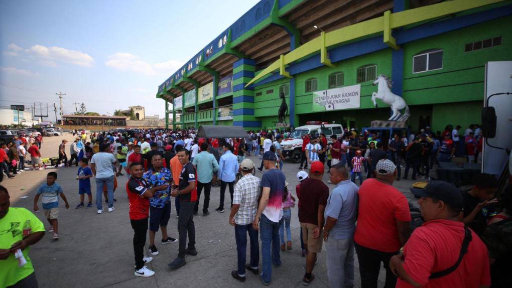 Corazones divididos, apasionadas aficiones y el ambientazo en el Olancho FC vs Olimpia