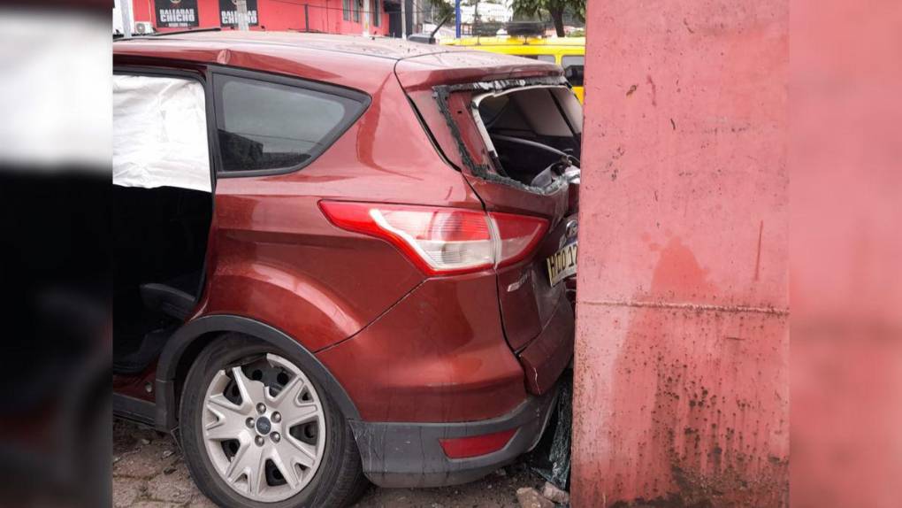 Heridos, un carro destruido y zonas sin energía eléctrica: detalles del accidente en el bulevar Morazán