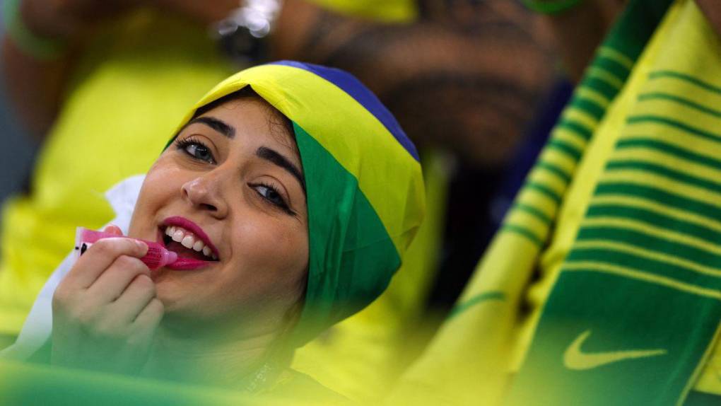 ¡Duelo de bellezas! Hermosas aficionadas de Croacia y Brasil engalanan las graderías en Qatar