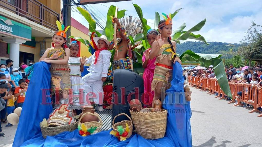 Niños rindieron honor con coloridos desfiles en Danlí