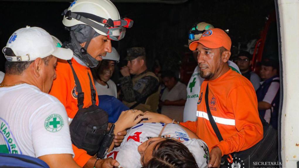 Caos, muertos y decenas de heridos: lo que se sabe sobre la estampida en el Estadio Cuscatlán de El Salvador