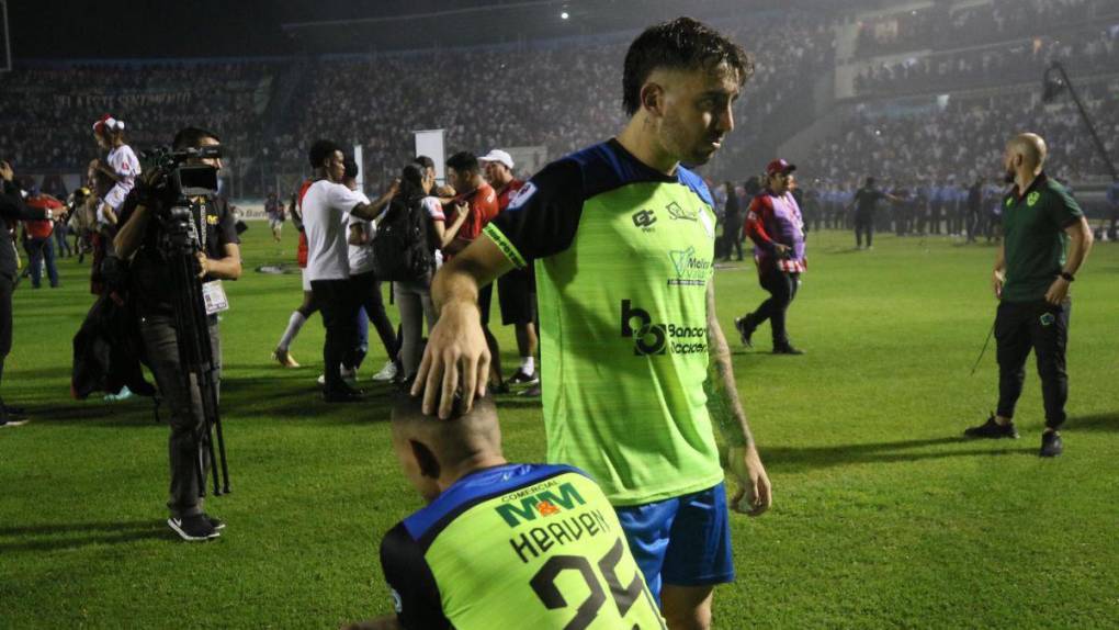 Caras largas, miradas perdidas y tristeza: las imágenes de los jugadores de Olancho FC tras la derrota ante Olimpia