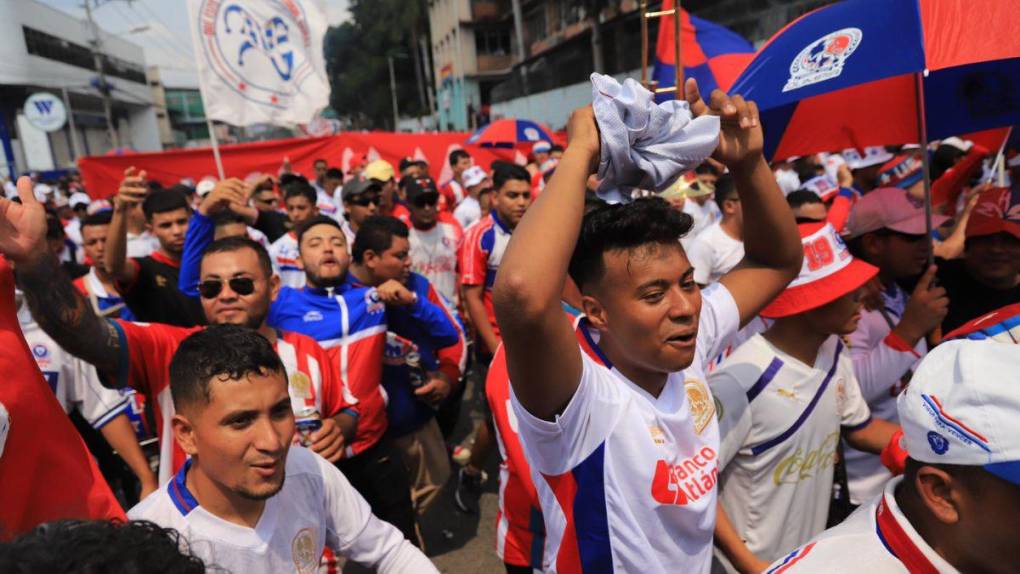 Con gran carnaval, Ultra Fiel pone la fiesta en la final entre Olimpia y Olancho FC