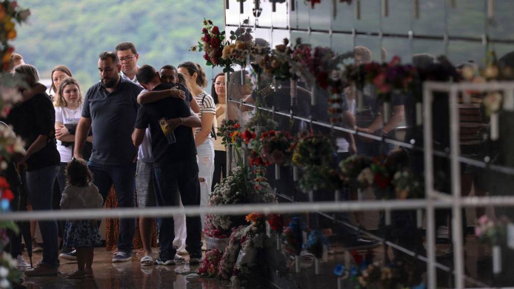 ¡Desgarrador! Así sepultaron a los niños asesinados en masacre en guardería de Brasil