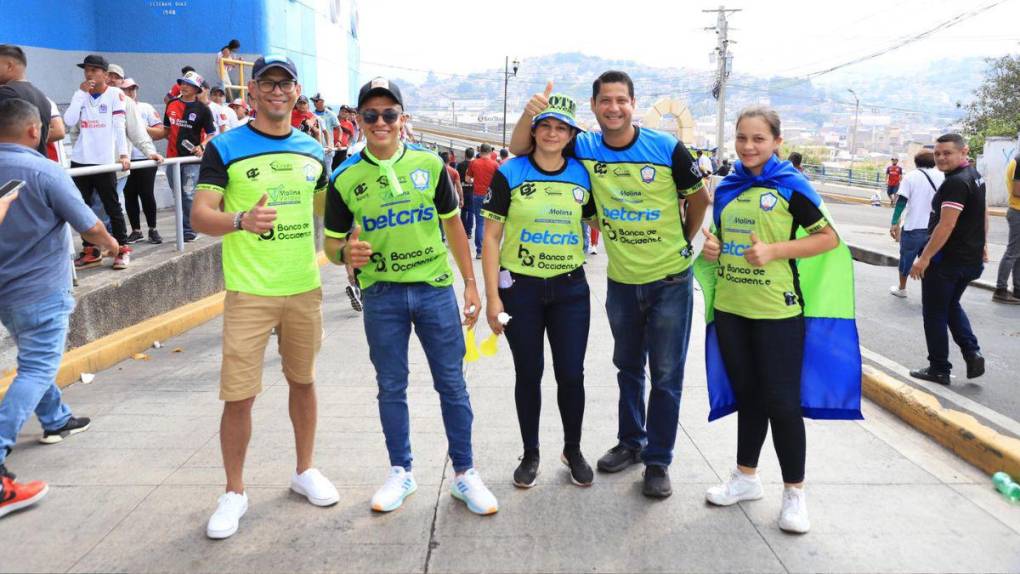 Aficionados olanchanos sorprenden en Tegucigalpa apoyando a los Potros